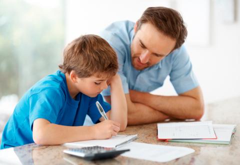 Un padre ayuda a su hijo con los deberes