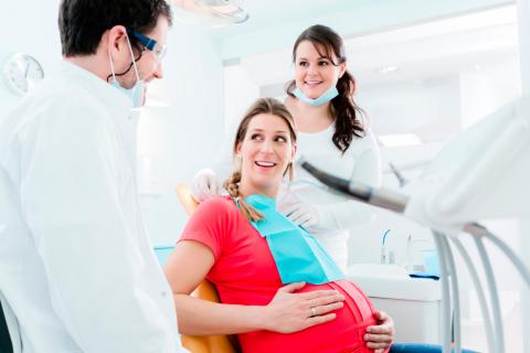 Mujer embarazada por el método ropa en la consulta del médico