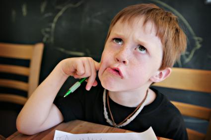 Síntomas de la hiperactividad en un niño con problemas escolares