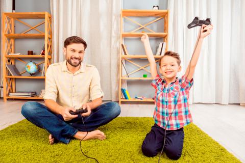 Padre e hijo con un videojuego