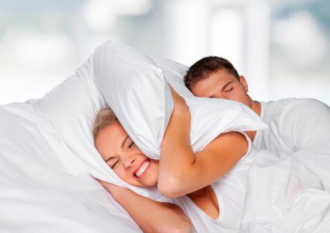 Cómo ayudar a tu pareja a dejar de roncar