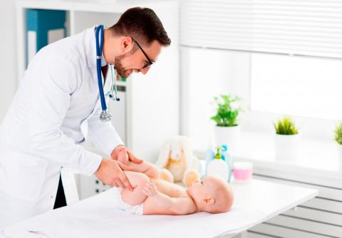 Pediatra atiende a un bebé