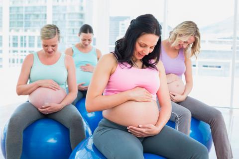 Mujeres embarazadas realizando el método Pilates