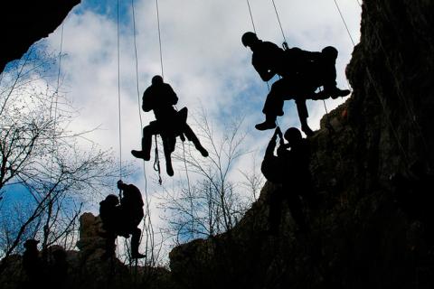 Un grupo de alpinistas realizan una escalada