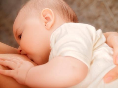 Bebé amamantado para prevenir la alergia a las proteínas de leche de vaca