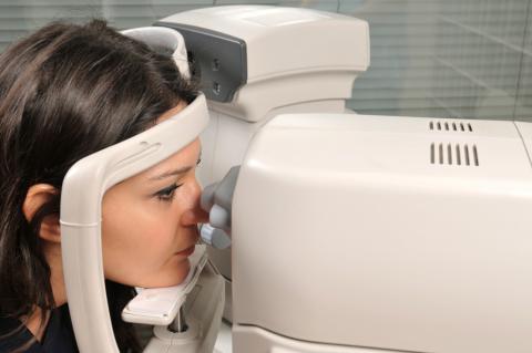 Mujer realizándose un examen de fondo de ojo