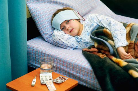Niño con varicela en cama