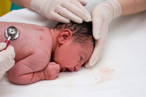 Pruebas médicas al bebé en la sala de partos