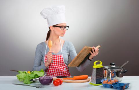 Mujer mirando recetas de cocina