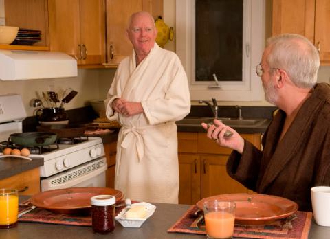 Pareja de homosexuales a punto de desayunar en la cocina de su casa