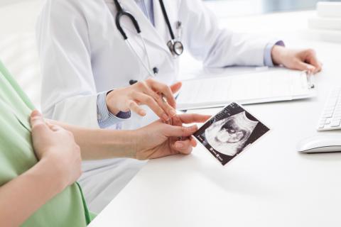 Médico dando los resultados de una amniocentesis