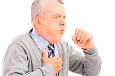 Hombre con síntomas del cáncer de pulmón