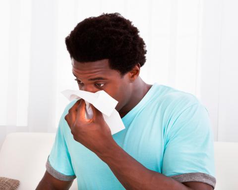 Hombre con síntomas de la fiebre de Lassa
