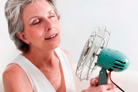 Mujer con síntomas de menopausia