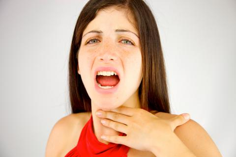 Mujer con síntomas de la laringitis