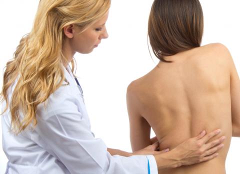 Síntomas de siringomielia en la médula espinal
