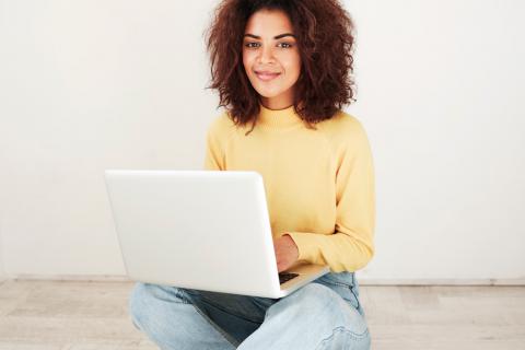 Mujer disfrutando de los beneficios de la terapia psicológica online