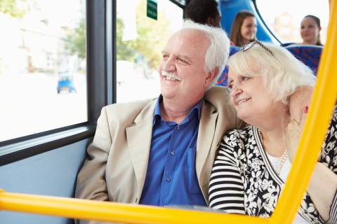 Una pareja mayor viaja en autobús