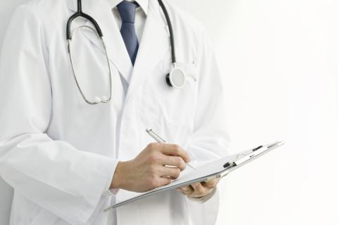 Doctor prescribe un tratamiento del cáncer de colon