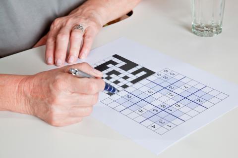 Una mujer mayor resolviendo un sudoku