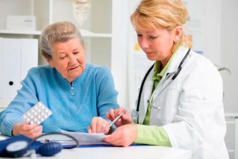 Una doctora prescribe un tratamiento a una anciana