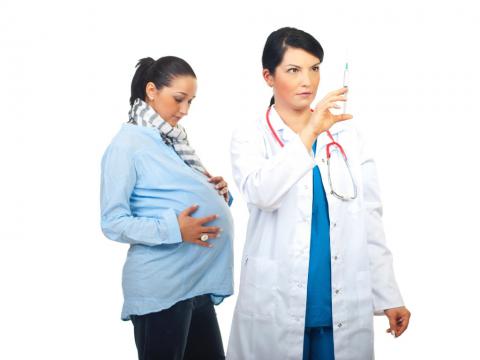 Mujer embarazada con una doctora