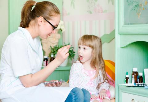 Médico suministrando medicamentos a una niña