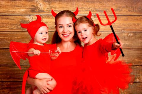 Madre e hijos disfrazados de diablos