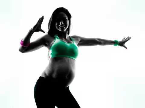 Mujer embarazada bailando