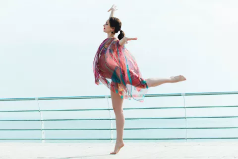 Embarazada bailando danza