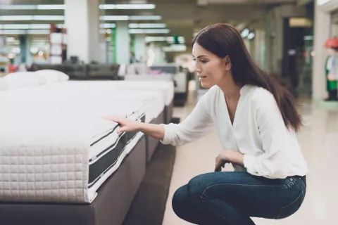 Mujer buscando la cama perfecta
