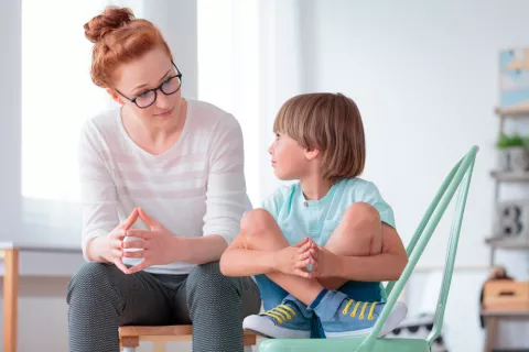 Madre e hijo hablando