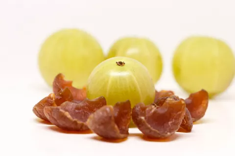 Amla o grosellero indio en fruto