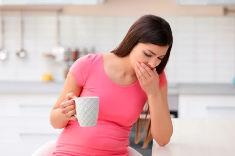 Mujer embarazada tomando moringa