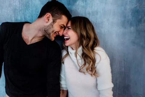 Pareja contenta tras darse un tiempo