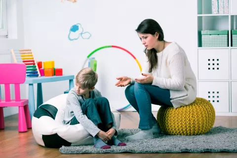 Madre dando consejos a su hijo introvertido