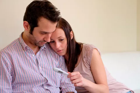Pareja con problemas para quedarse embarazados