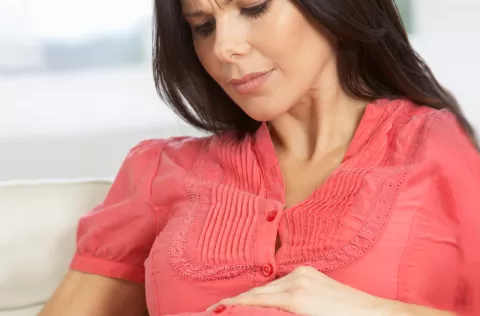 ¿Por qué no se mueve el feto? ¿Qué problemas indica? Una embarazada se toca el vientre con gesto preocupado