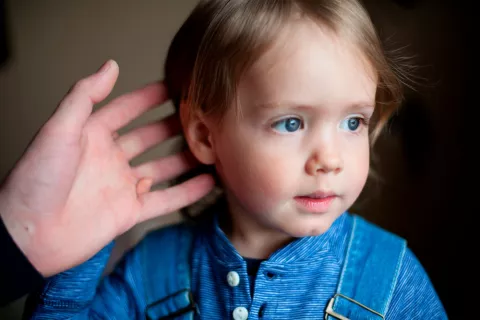 Niña con problemas de audición