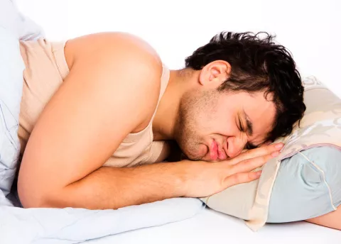 Hombre que no puede dormir