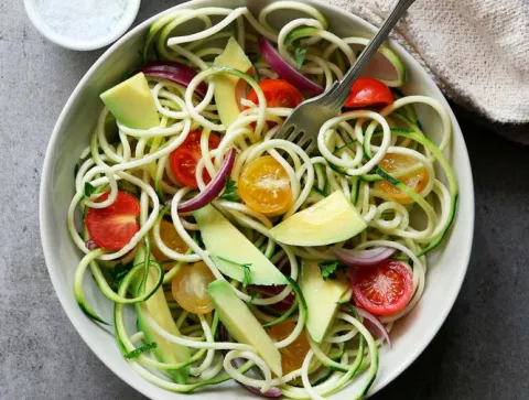 Espaguetis de calabacín con zanahoria y pesto de aguacate