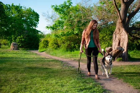 Mujer con distimia paseando con su perro