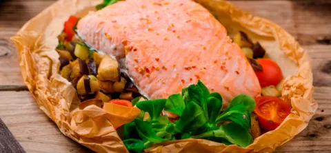 Salmón en papillote con hortalizas