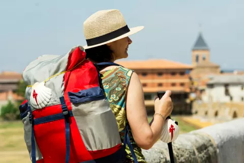 Mujer mayor realizando el Camino de Santiago
