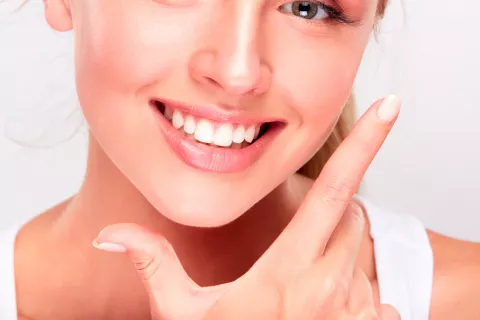 Chica sonriendo para mostrar las encías