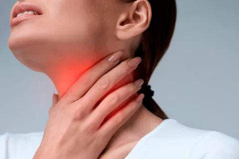 Mujer con dolor de garganta