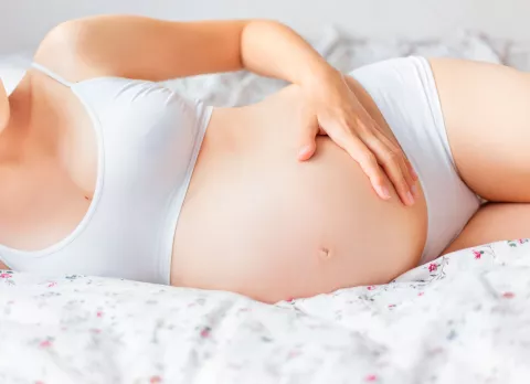 Mujer realizando un masaje perineal