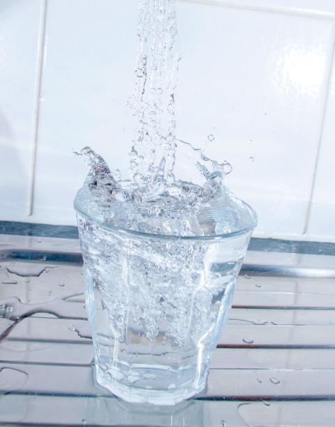 Vaso de agua con cloro