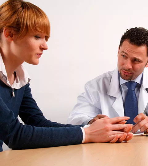 Complicaciones del cáncer Paciente hablado con el doctor