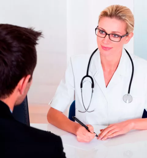 Preguntas frecuentes sobre la alergia Alergóloga preguntando al paciente en consulta
